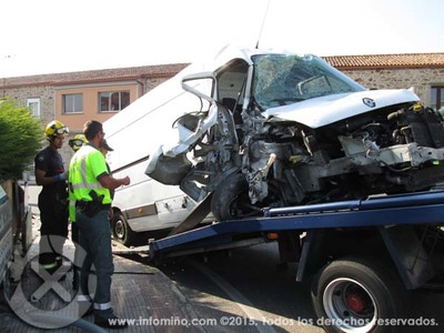 APARATOSA SADA DE VA DUNHA FURGONETA NA PO-552 EN PAS-O ROSAL