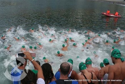 ESPECIAL - MIS DE 180 NADADORES DRONSE CITA NA XX TRAVESA A NADO DO PORTO DE A GUARDA