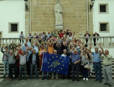 VECIOS DE ABEGONDO VISITAN TOMIO PARA COECER AS EXPERIENCIAS DE COXAPO