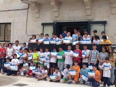 O CONCELLO DE TOMIO CLAUSURA O CURSO DE VERN DE TENIS E PDEL CON MIS DE 80 ALUMNOS E ALUMNAS