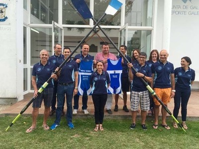 EL AYUNTAMIENTO DE TUI DESPIDE A LOS REMEROS VETERANOS DEL CLUB DE REMO MIO TUI?SETA, QUE SE DESPLAZAN A HAZEWINKEL (BELGICA) PARA REMAR EL CAMPEONATO DEL MUNDO VETERANO