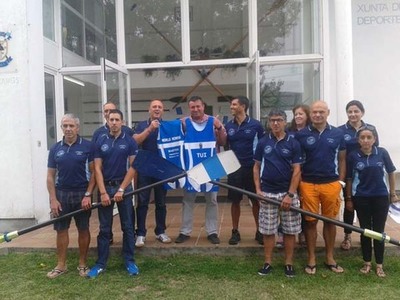 O CONCELLEIRO DE DEPORTES DE TUI VISITA S REMEIROS QUE PARTICIPARN NO CAMPIONATO DO MUNDO DE REMO MSTER