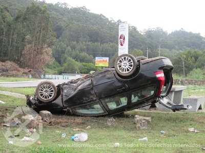 APARATOSA SADA DE VA DUN TURISMO NA CURVA DAS LOUCENZAS DE A GUARDA