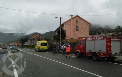 DOUS CICLISTAS FERIDOS  SEU PASO POR VILADESUSO EN OIA