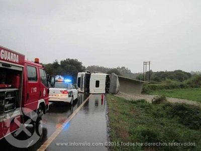 VUELCO DUN CAMIN NA PO-552  SEU PASO POR FORCADELA EN TOMIO