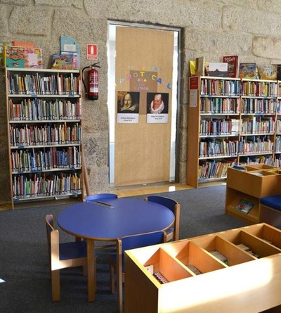 ESTE VENRES A BIBLIOTECA MUNICIPAL DE TUI ACOLLE O CONTACONTOS -EN MACONDO NON DEIXABA DE CHOVER-