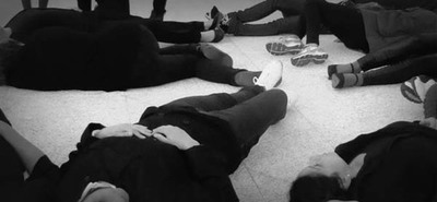 MANIFESTO PERFORMANCE - MUJERES EN NEGRO- DO PASADO VENRES EN TOMIO