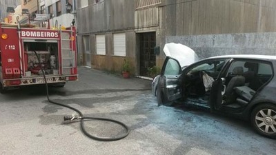 ARDE UN TURISMO NA GUARDA