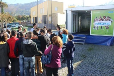 ESTUDANTES DE CERVEIRA DERAM -UM ABRAO  IGUALDADE-