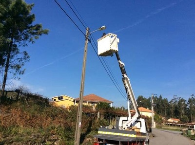 SUBSTITUIO DA ILUMINAO PBLICA PARA TECNOLOGIA LED J EST NO TERRENO