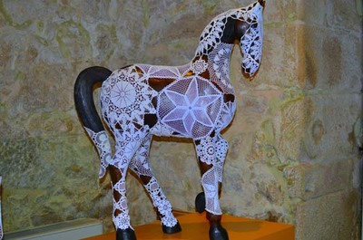 CAVALOS, ELEFANTES E GATOS VESTIDOS COM RENDAS EM VALENA