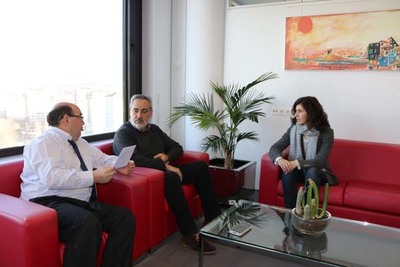 CORES TOURS ANALIZA COA ALCALDESA DE OIA O FINANCIAMENTO DO MURO QUE SEPARAR O COLEXIO DO NOVO CENTRO DE SADE