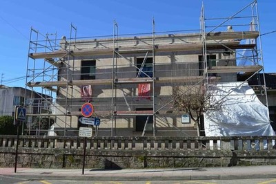 O CONCELLO DE TOMIO LEVA A CABO OBRAS DE IMPERMEABILIDADE NA FACHADA DA SEDE DO CRA MANUEL GARCS