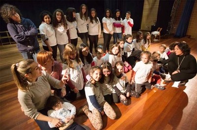 A ESCOLA MUNICIPAL DE TEATRO DE TOMIO ESTREA CAMISETAS E COMEZA PREPARAR AS OBRAS DE FIN DE CURSO