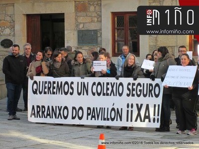 ESPECIAL - PAIS E NAIS DE ALUMNOS DO COLEXIO AS SOLANAS DE A GUARDA MANIFESTANSE PARA PEDIR O ARRANXO DO PAVILLN
