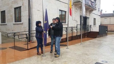 TOMIO BAIXA A BANDERA EUROPEA DA FACHADA DO CONCELLO