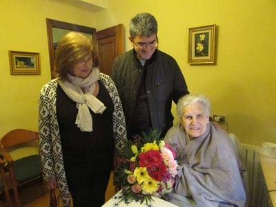 O ALCALDE DA GUARDA FELICITA A IGNACIA CADILLA ALONSO POLO SEU 106 ANIVERSARIO
