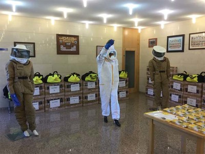 O GES DE A GUARDA RECIBU TRAXES DE PROTECCIN PARA A LOITA CONTRA A VESPA ASITICA