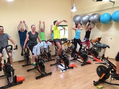 A PISCINA MUNICIPAL DE A GUARDA ACOLLEU UN MARATN SOLIDARIO CICLO INDOOR