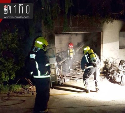 UN INCENDIO CALCINA UN GARAXE EN TOMIO