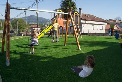 OS NENOS DISFRUTAN XA DAS NOVAS INSTALACINS DO PARQUE INFANTIL DO MONTIO, EN REBORDNS-TUI