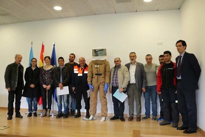 A AGRUPACIN DE PROTECCIN CIVIL DE TOMIO RECIBE TRAXES PARA A LOITA CONTRA A VESPA VELUTINA