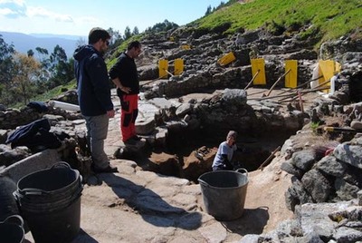 O ARQUELOGO RAFAEL RODRGUEZ OFRECE EN OIA UNHA BARFERENCIA SOBRE O CASTRO DE SANTA TREGA