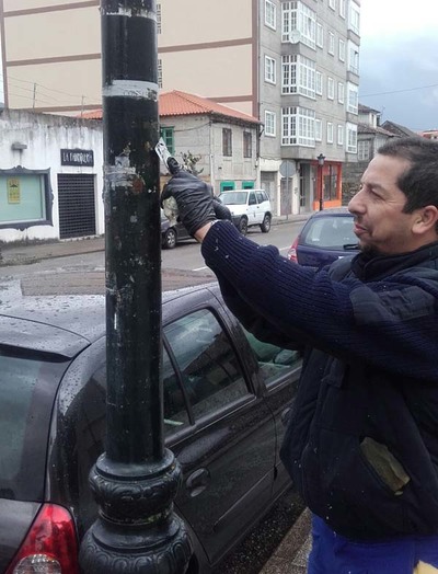 O CONCELLO DE TUI EST A LEVAR A CABO A LIMPEZA DO MOBILIARIO URBANO