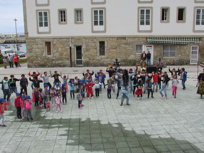  O ALUMNADO DOS COLEXIOS DA GUARDA ASISTIU  ESPECTCULO DE MSICA E DANZA SENE-GALEGO