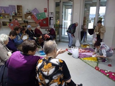 PERSOAS MAIORES DE TOMIO ELABORAN TAPICES FLORAIS QUE PODEN VERSE NO MERCADO MUNICIPAL