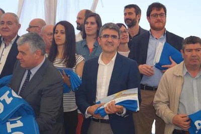 O alcalde da Guarda recolle as bandeiras azuis das praias de Area Grande e o Muo