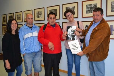 O San Xerome fixo entrega da sa revista -Anda temos moito que andar- ao concelleiro de Servizos Sociais de Tui