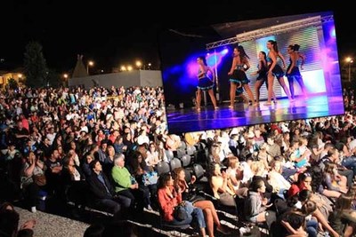 E que comea a dana na -Vila das Artes-!