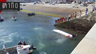 Rescatado por compaeros tras volcar su planeadora en la costa de A Guarda