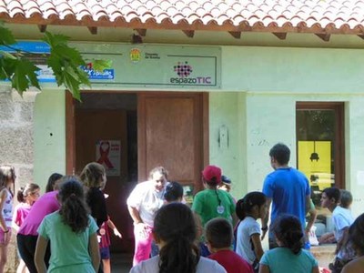 Medio centenar de nenos e nenas comezaron o campamento urbano de vern de Tomio