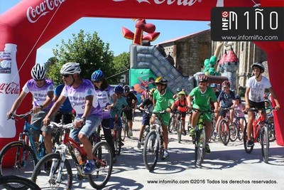 ESPECIAL - Preto dun centenar de ciclistas dronse cita na Festa da Bicicleta en Oia