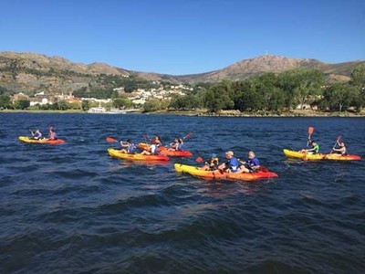 Gran xito do primeiro roteiro en kaiak polo Mio para descubrir as fortalezas ribeireas, dentro do programa de actividades -Tomio nico-
