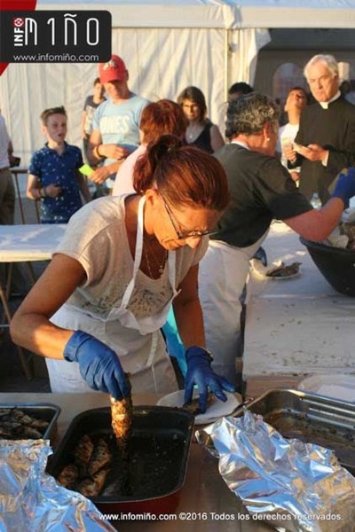ESPECIAL - Mis dun cento de persoas participaron na sardiada popular das Festas de San Cayetano de A Guarda
