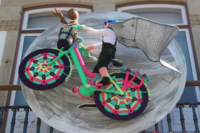 Cena mtica do filme ET recriada em crochet em Cerveira