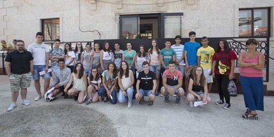 Unha treitena de mozos e mozas de Tomio toman o seu primeiro contacto co mundo laboral