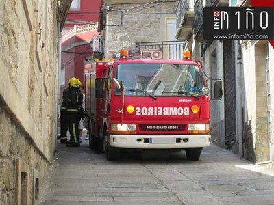Un incendio nunha cocia moviliza  GES de A Guarda
