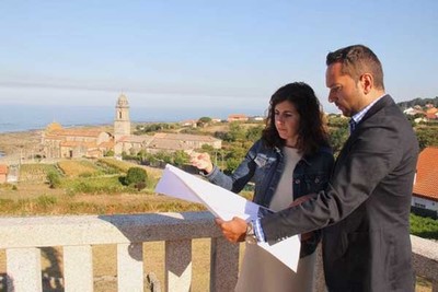 O xefe territorial de Medio Ambiente analizou coa alcaldesa de Oia os traballos de mellora do entorno da casa consistorial