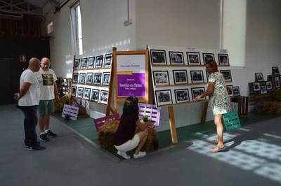 Medio centenar de fotos antigas de distintas pocas, ilustra as Festas do Alivio de Tomio 