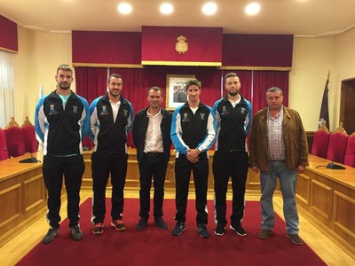 Remeros del Club Remo do Mio Tui-Seta recibidos en el Concello antes de su partida a Sevilla