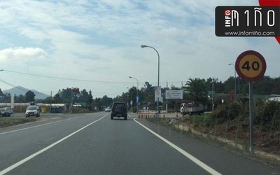 Unha glorieta regular o acceso  parroquia de Figueir-Tomio dende a PO-552