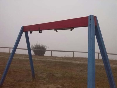  Uns desaprensivos rouban os columpios do Parque das Loucenzas de A Guarda