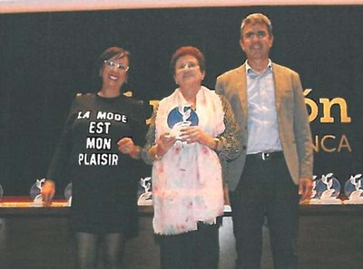 Idalina Iglesias Gonzlez de ALTAMAR en A Guarda recibi un galardn por toda una vida dedicada al comercio