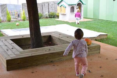 Tomio reforma o patio da Escola Infantil do Seixo, cun pavimento ignfugo e antivandlico descoecido en Galicia