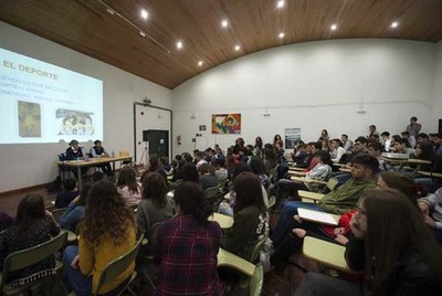 Oubia e Cantero inspiran a futuros deportistas profesionais no IES de Tomio