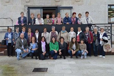 Trinta mulleres moaesas visitan Tomio para coecer o seu mercado municipal e os viveiros